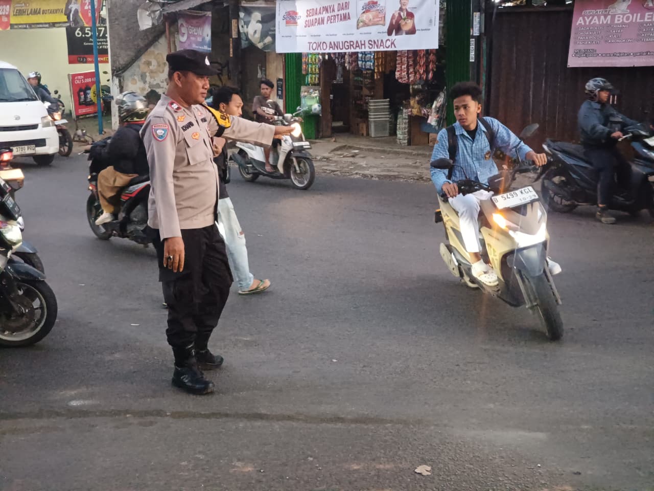 Berikan Rasa Aman Bagi Pengendara, Polsek Bantargebang Siagakan Personel di Titik Padat Cimuning