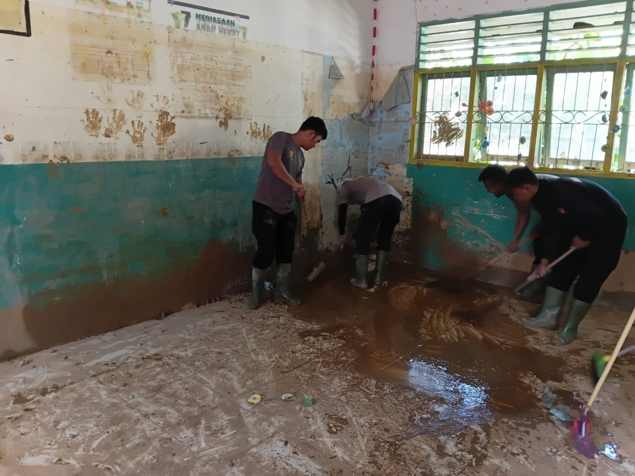 Pasbrimob 1 BKO Polres Tapteng Laksanakan Aksi Kemanusiaan Pascabencana