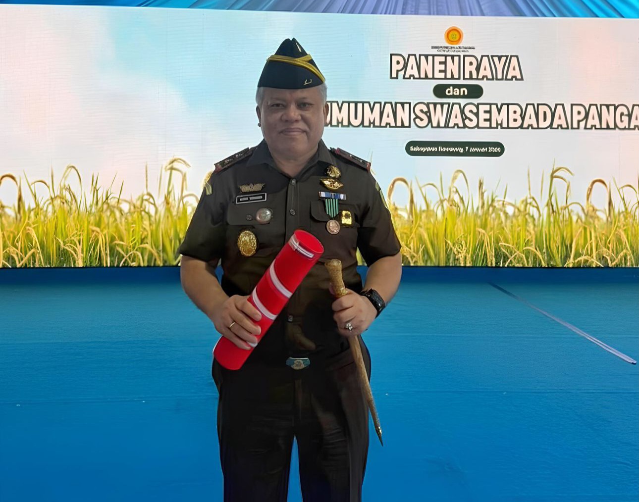 Kajati Sumut Dr.Harli Siregar,S.H.,M.Hum. Terima Tanda Kehormatan Satya Lencana Wira Karya Dari Presiden RI.