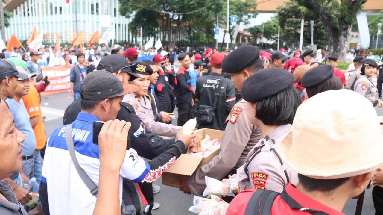Polisi Bagikan Snack dan Air Mineral ke Massa Aksi Buruh di Depan Gedung Danareksa
