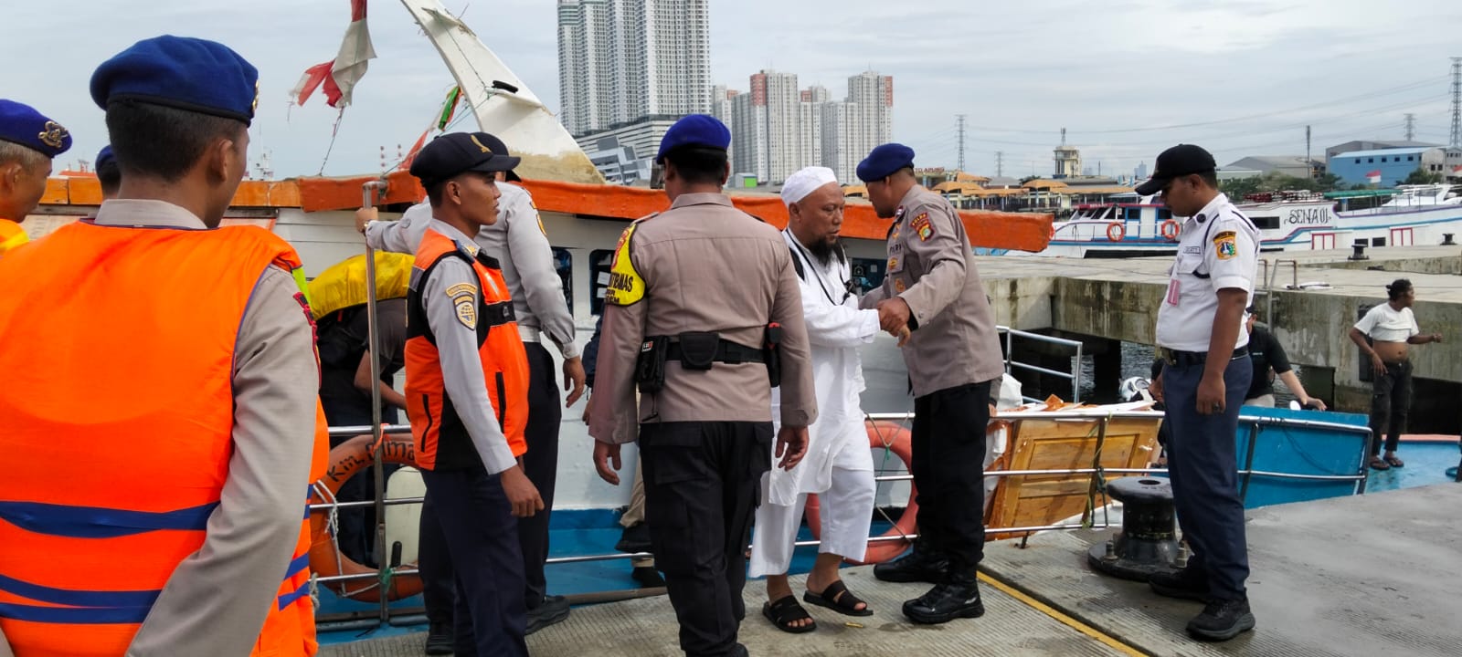 Kapal KM BIMA Mati Mesin di Perairan Onrust, Ditpolairud Polda Metro Jaya Evakuasi 17 Penumpang