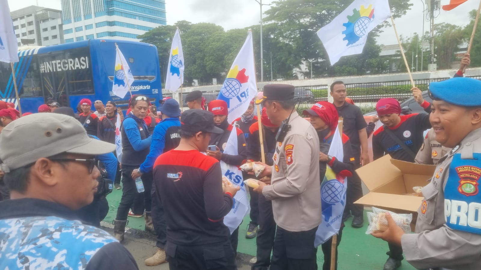 Bagikan Air Dan Snack, Polisi Hadir Layani Massa Aksi Buruh di DPR/MPR
