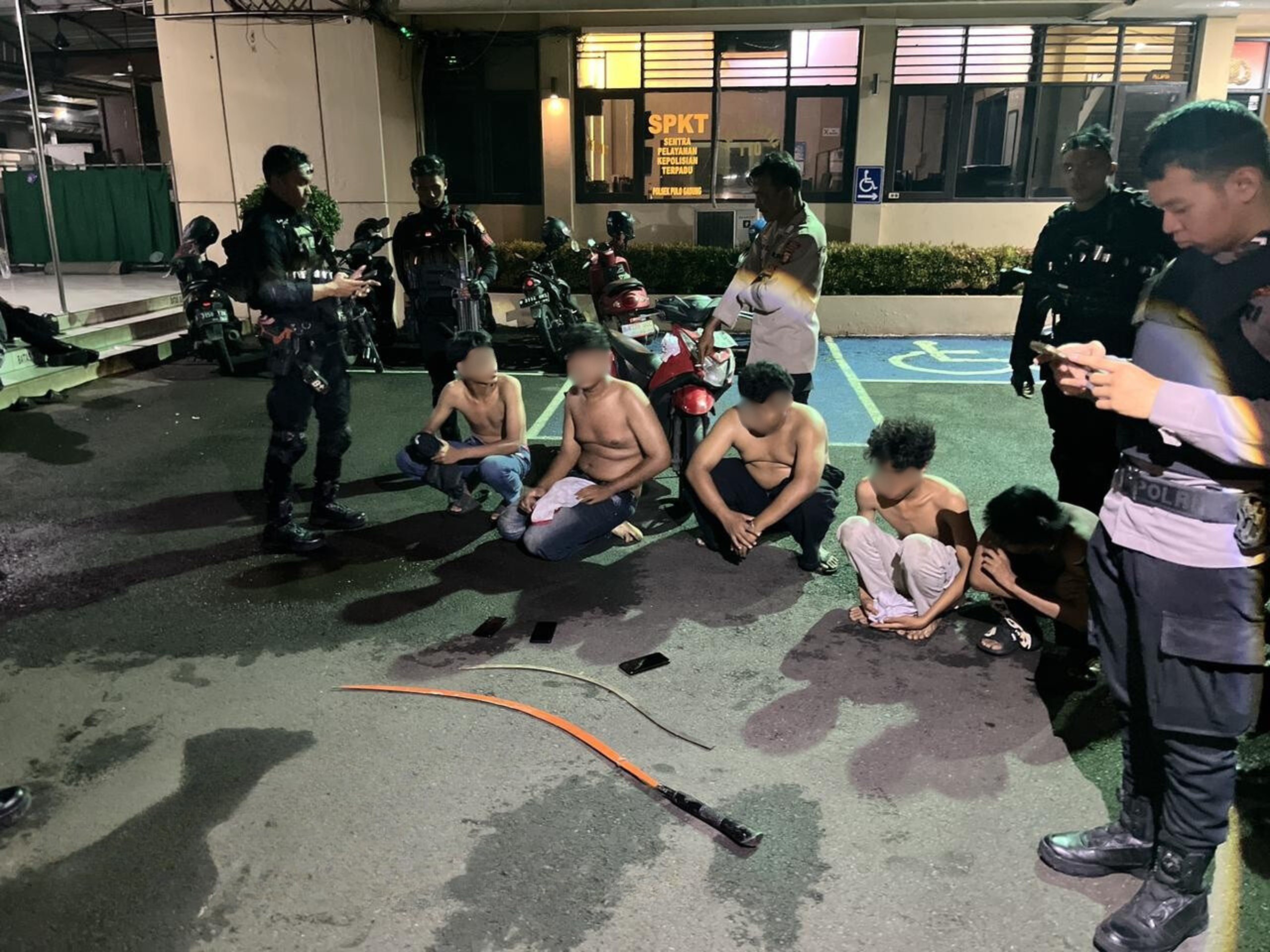 Patroli Gabungan Brimob–Polres Jaktim Gagalkan Tawuran Dan Balap Liar Dini Hari; Celurit Dan Panah Disita