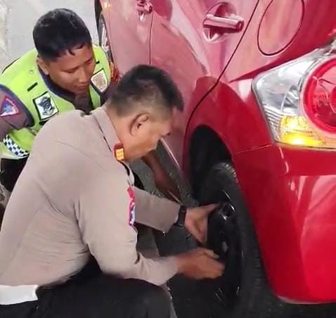Aksi Humanis Satlantas Polres Metro Bekasi Kota: AKP Parwoto Sigap Bantu Pengendara Ganti Ban Bocor di Jalan Ahmad Yani