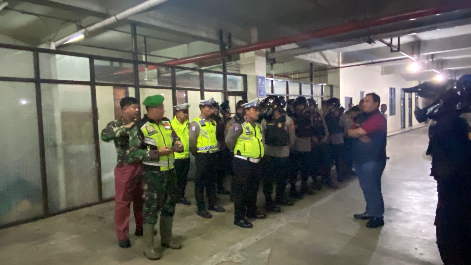 Antisipasi Kerawanan Minggu Dini Hari, AKP Arifin Sihombing Pimpin Apel KRYD Personel Gabungan di Polres Metro Bekasi Kota 