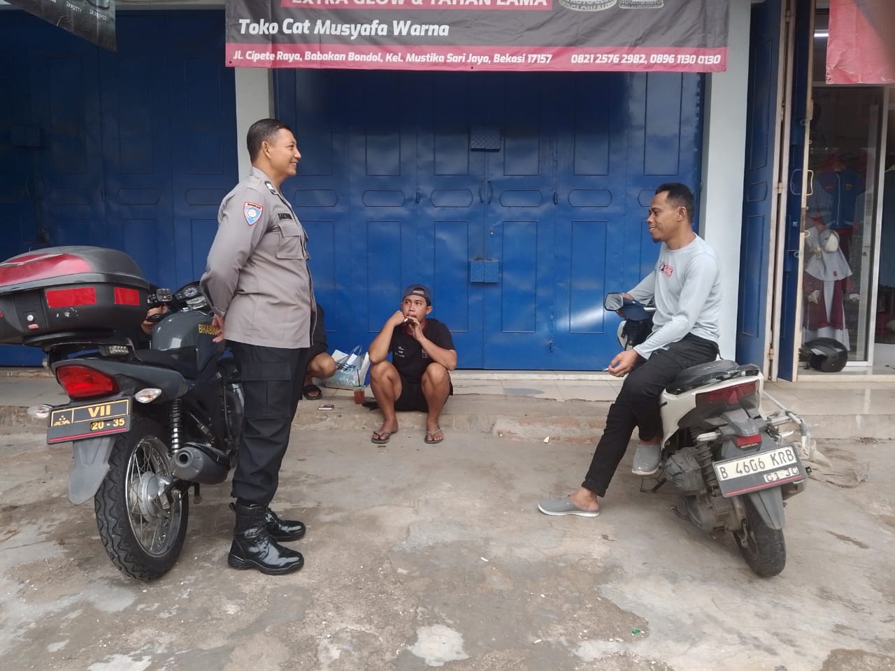 Cegah Curanmor Dan Penipuan Online, Bhabinkamtibmas Mustikasari Sambangi Warga Kampung Babakan