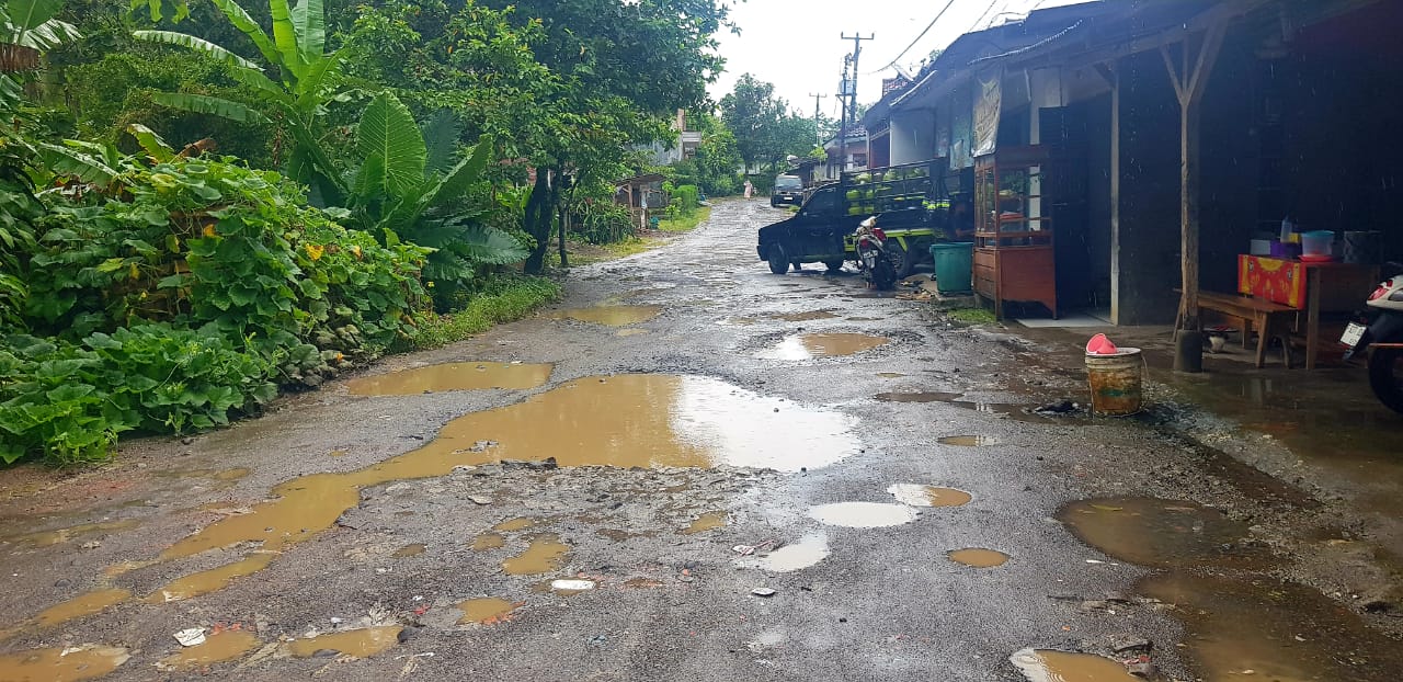 Warga  Kampung Simpenan  Desa  Pasirsuren Keluhkan Jalan  Rusak Berlubang, Dinilai Berlangsung Lama.