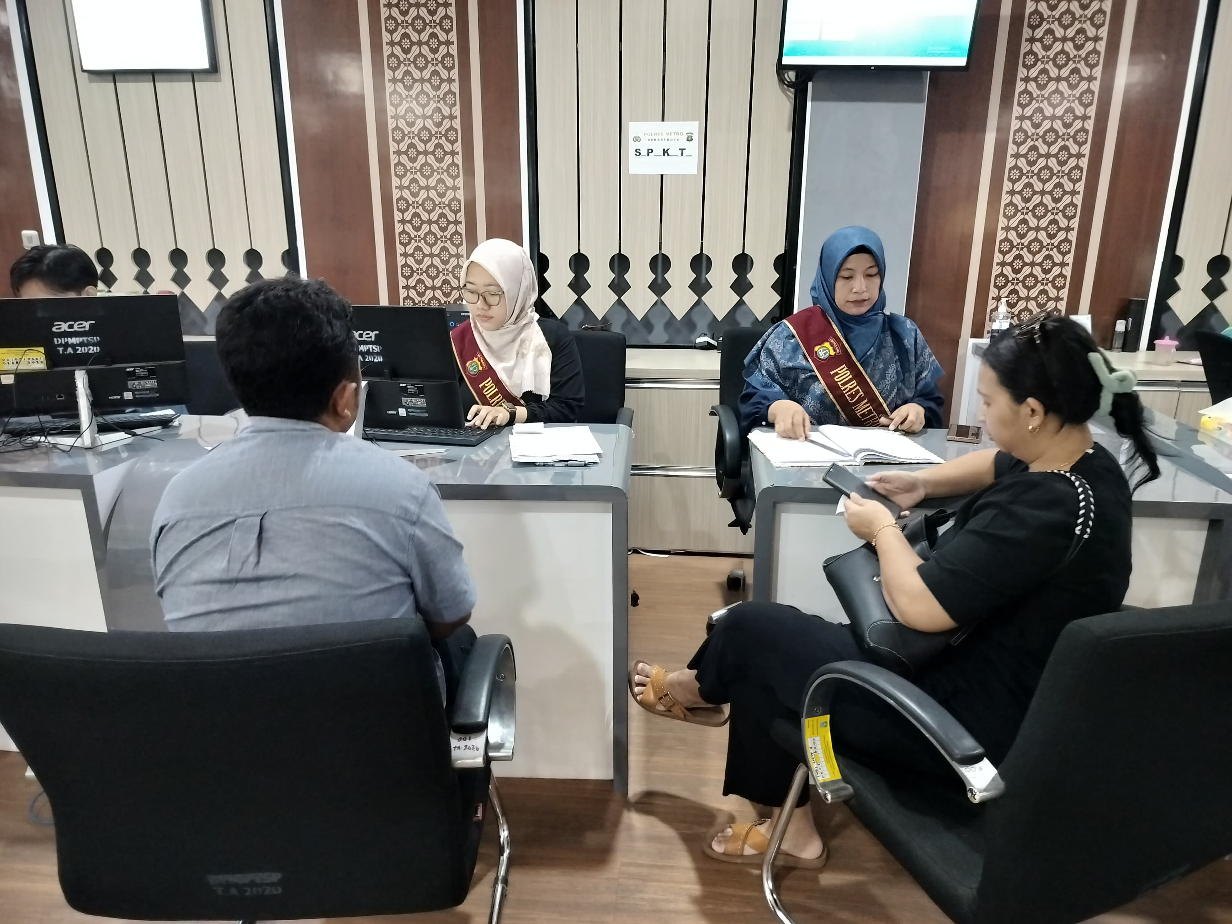 Wujudkan Pelayanan Prima, Polwan Dan ASN Polres Metro Bekasi Kota Berikan Pelayanan Humanis di SPKT Dan MPP