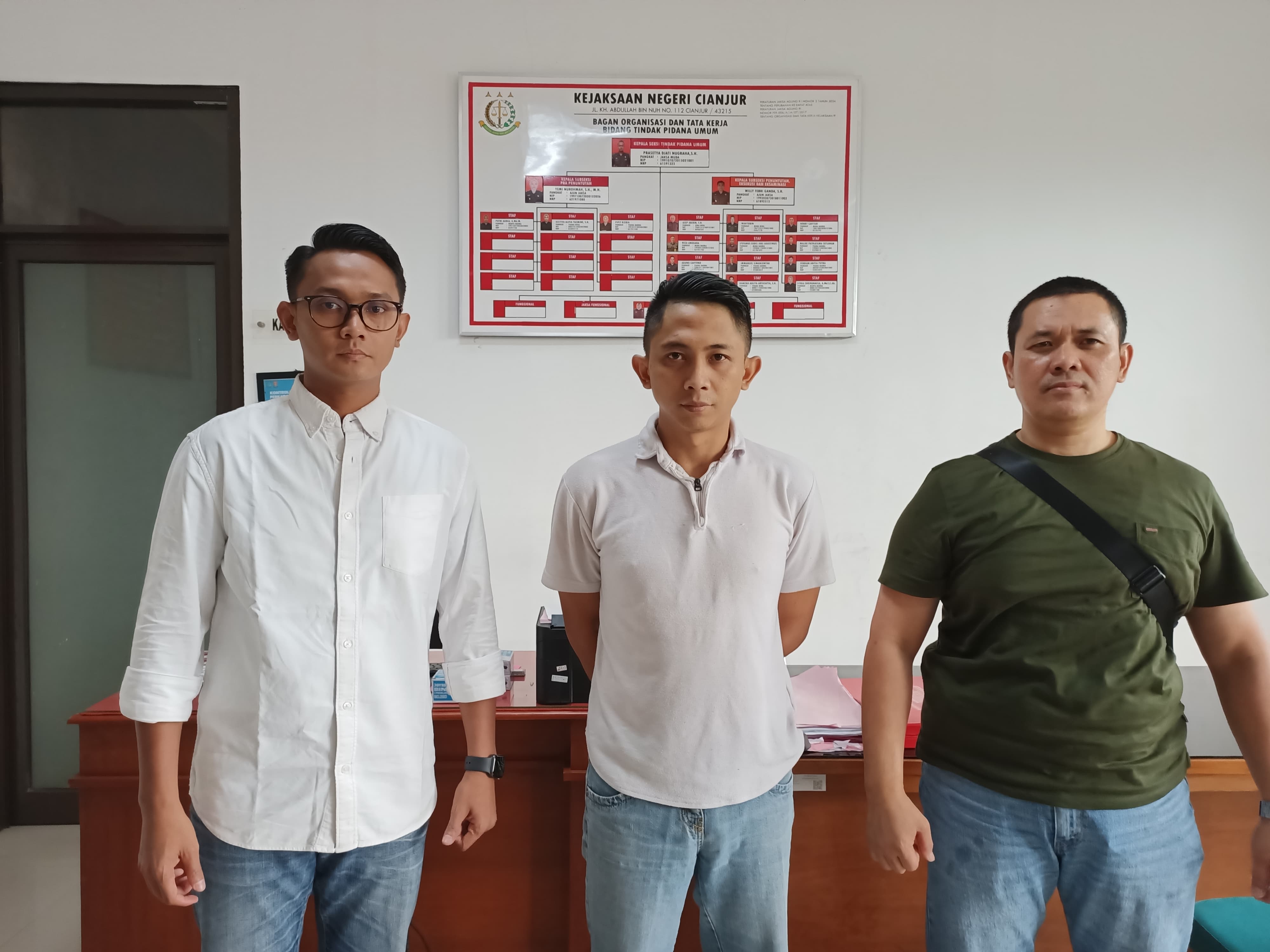 Tim Satgas SIRI kejagung RI Amankan DPO Tindak Pidana Pemilu M Isnaeni Asal Kejaksaan Tinggi Jawa Barat.