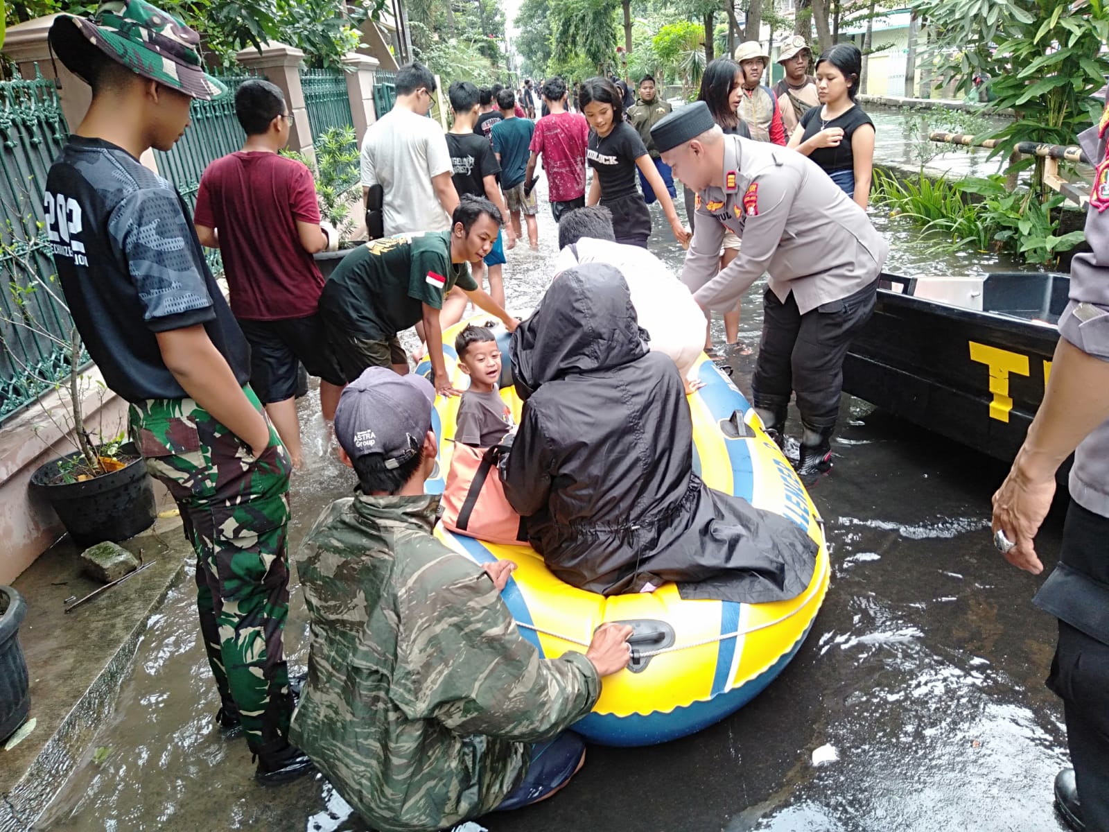 Kapolsek Bekasi Barat Bersama Anggota Dan TNI Membantu Evakuasi Warga Dan Anak Yang Sakit