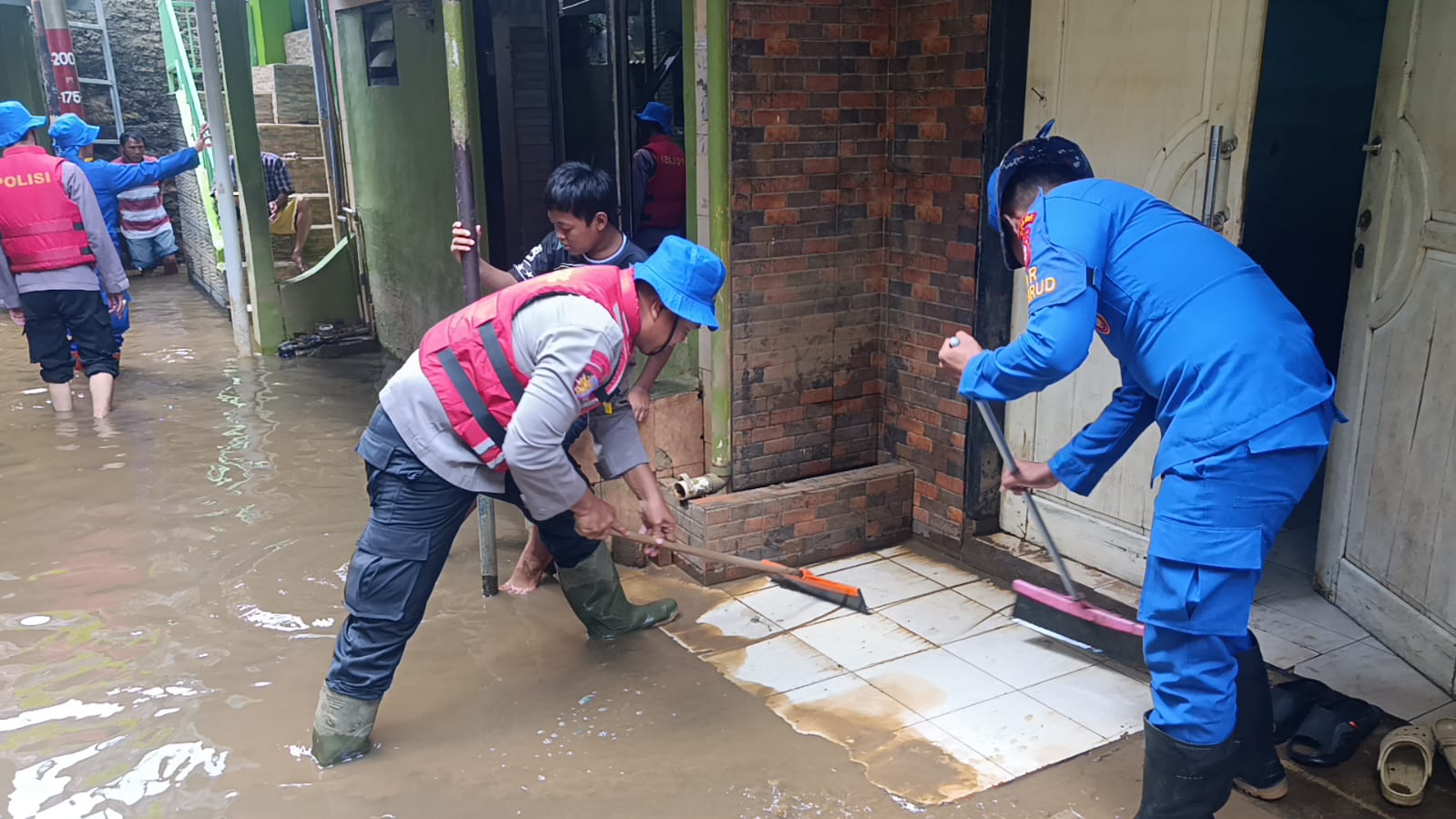Tim SAR Ditpolairud Polda Metro Jaya Bersihkan Rumah Dan Mushola Terdampak Banjir di Kebon Pala