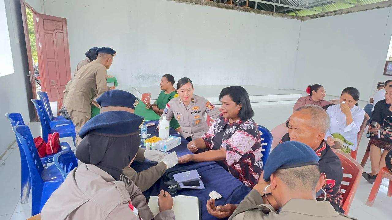 Sentuhan Damai di Mimika: Satgas Operasi Damai Cartenz Layani Kesehatan Jemaat Gereja