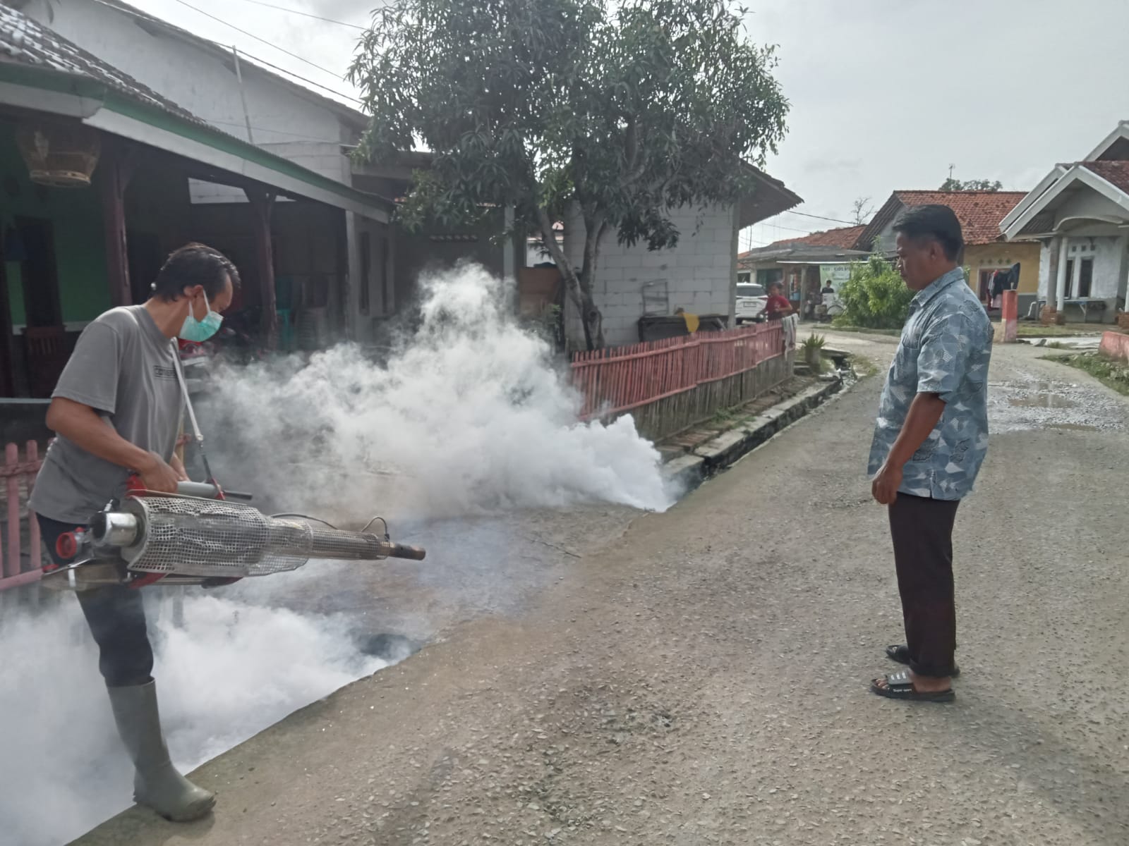 Berantas DBD, Tim PKM UPTD Puskesmas Pebayuran Turun Langsung Laksanakan Fogging
