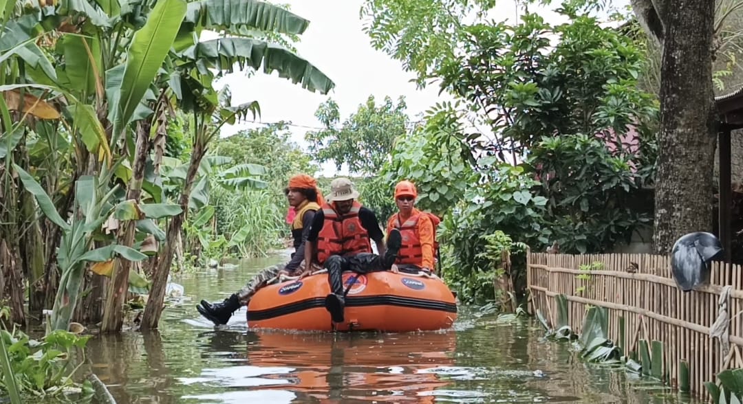 Sinergi Kemanusiaan, TRC dan BPBD Kabupaten Bekasi Bersama Relawan Lakukan Evakuasi Warga