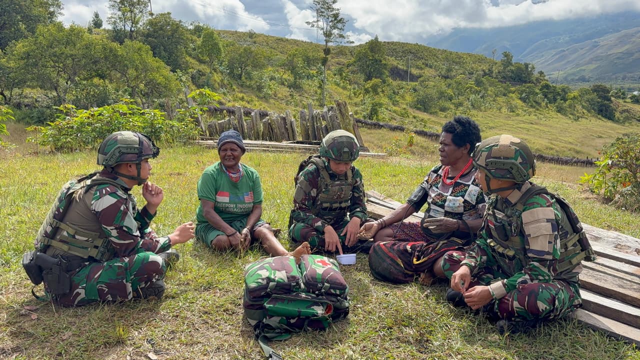 Sambangi Rumah Warga Satgas Yonif 521/DY Salurkan Bantuan Sembako dan Layanan Kesehatan di Distrik Napua
