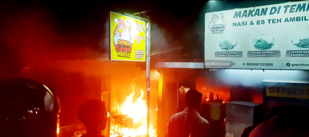 KEBAKARAN TERJADI DI WARUNG “GEPREK SAMBAL NDESO” DESA PURWOJATI, NGORO