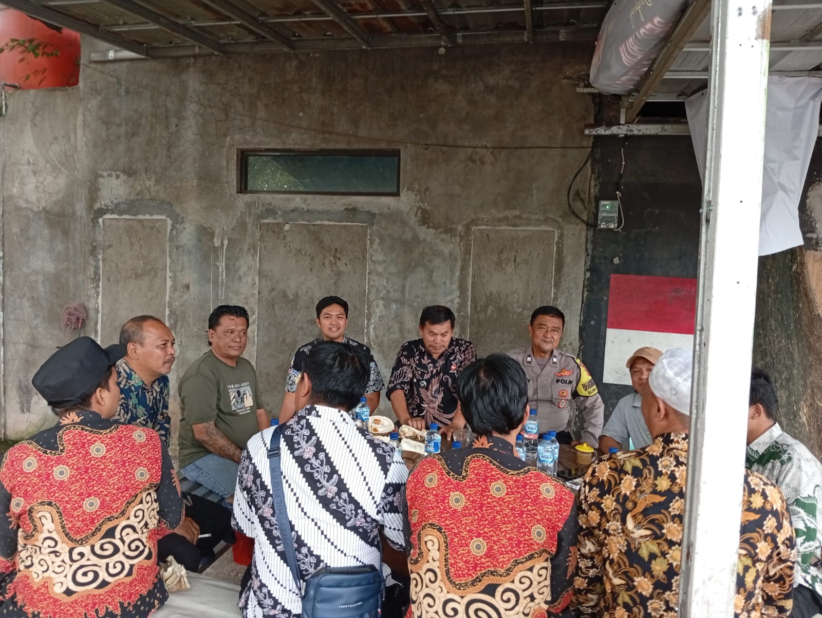 Sinergi Tiga Pilar Rawalumbu: Sambangi Warga Jembatan 9, Ingatkan Waspada Modus Penipuan Online