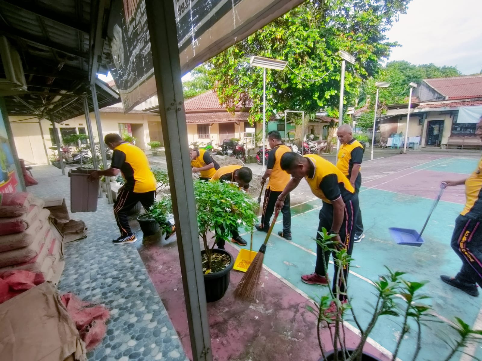 Polsek Bantar Gebang Gelar Kegiatan Bersih-Bersih Lingkungan sekitar Kantor