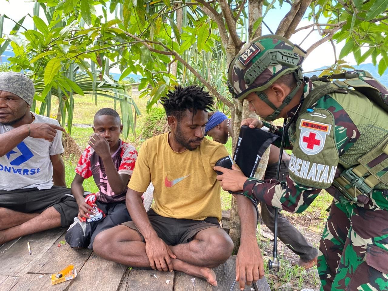 Binter TNI Pelayanan Kesehatan Gratis Satgas Yonif 521/DY di Kampung Walkep