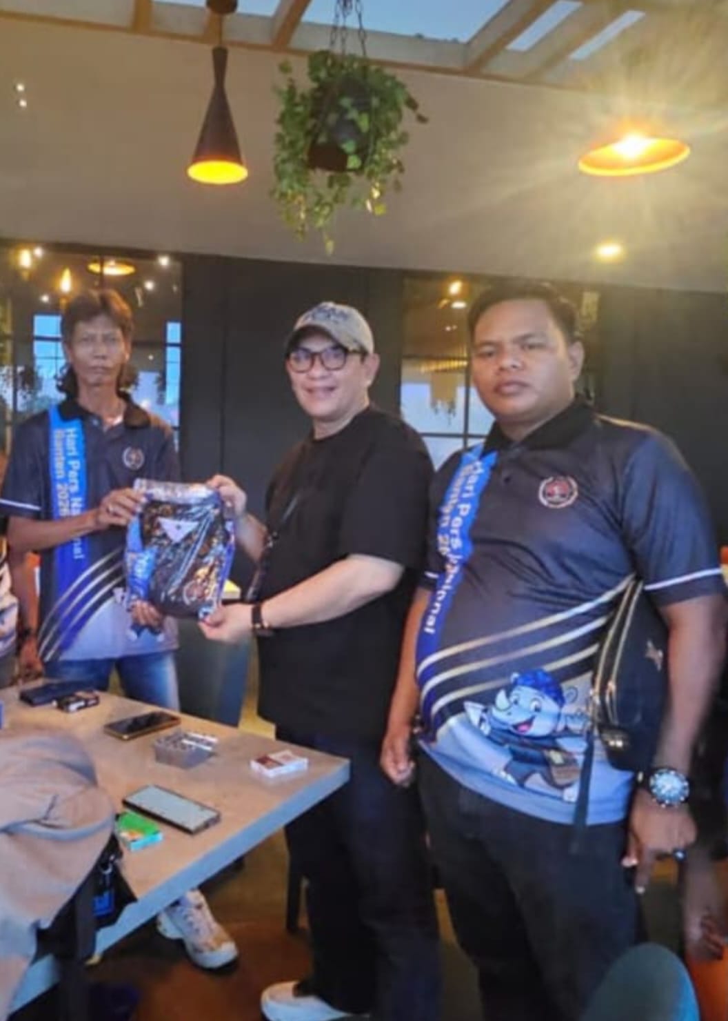 Wartawan Kalbar Serahkan Kaos HPN 2026 di Banten, Sekjen PWI Pusat Apresiasi Dukungan Daerah