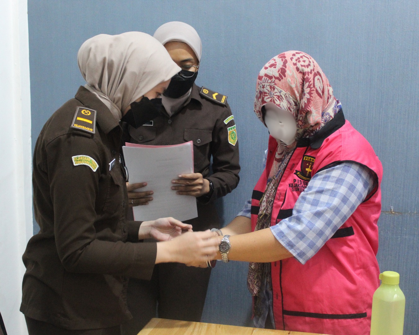 Kejari Gunungsitoli Menahan Rekanan Tersangka Dugaan Korupsi Pembangunan Tembok RSU Pratama Lologolu Nias Barat.