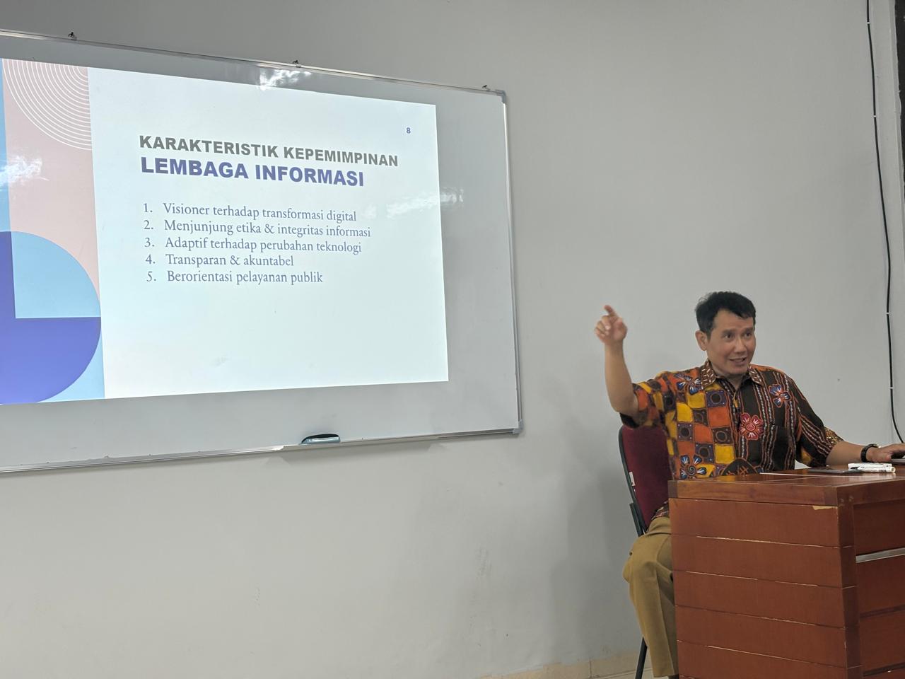 Dede Farhan Aulawi Paparkan  Manajemen Strategis Layanan Informasi Di Perpusinfo UPI