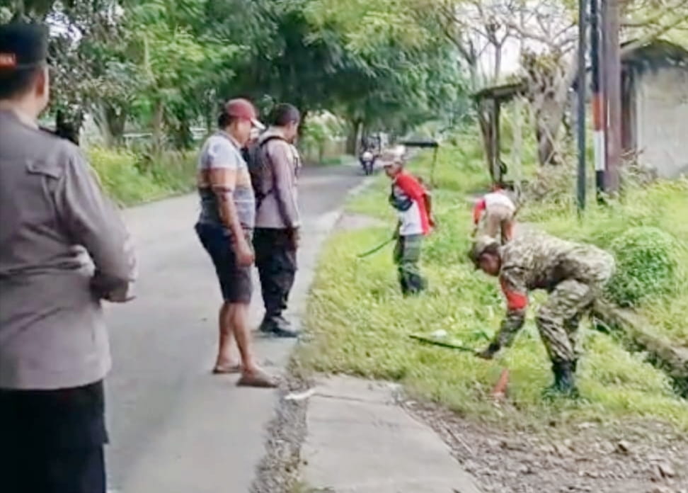 Jumat Bersih Sambut Ramadhan, TNI-Polri Dan Warga Lenggahjaya Gotong Royong Peringati Hari Peduli Sampah Nasional