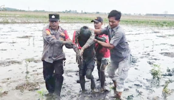 Aksi Dramatis Bak Film Laga!!! Kanit Intelkam Polsek Pebayuran Amankan ODGJ yang Resahkan Warga Cecendet