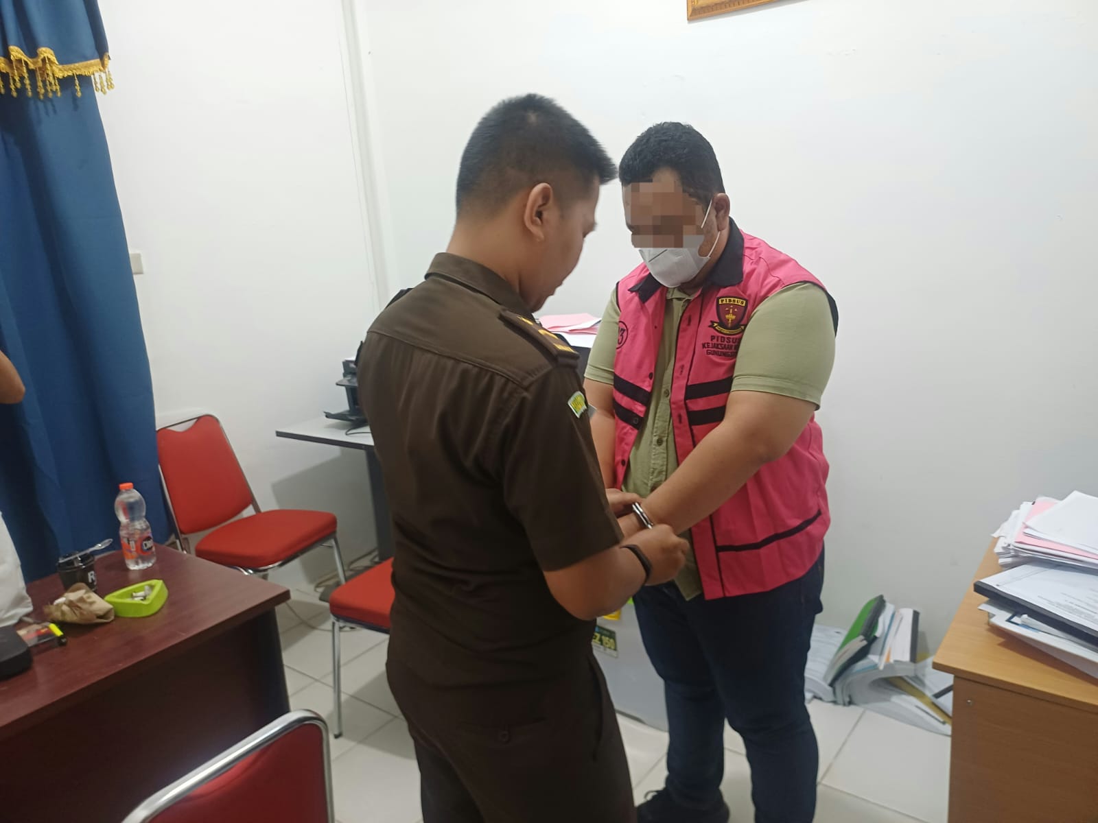 Penyidik Pidsus Kejari Gunungsitoli, Menahan PPK Tersangka Dugaan Korupsi Pembangunan RSU Pratama Kab.Nias Tahun 2022.