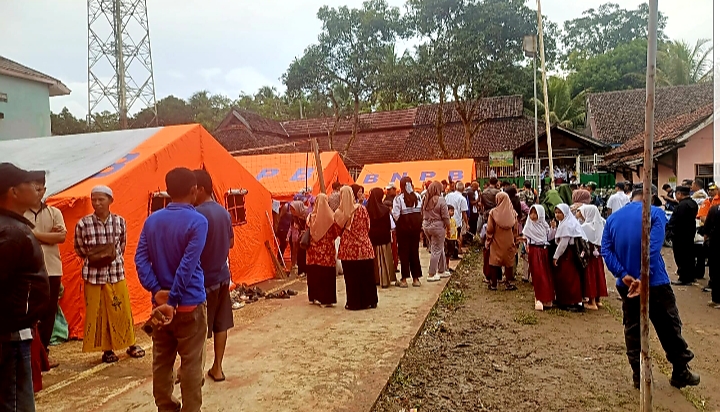 63 KK Terdampak Pergeseran Tanah Di Bantargadung Bupati Sukabumi Tinjau Lokasi Dan Pengungsian