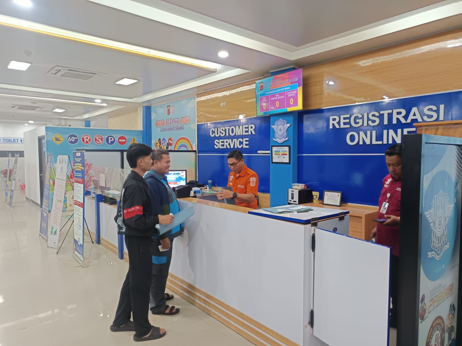 Pelayananan Customer Service Dan Registrasi Online Di Satpas Cibinong Polres Bogor Membantu Masyarakat Saat Mengurus Dokumen SIM