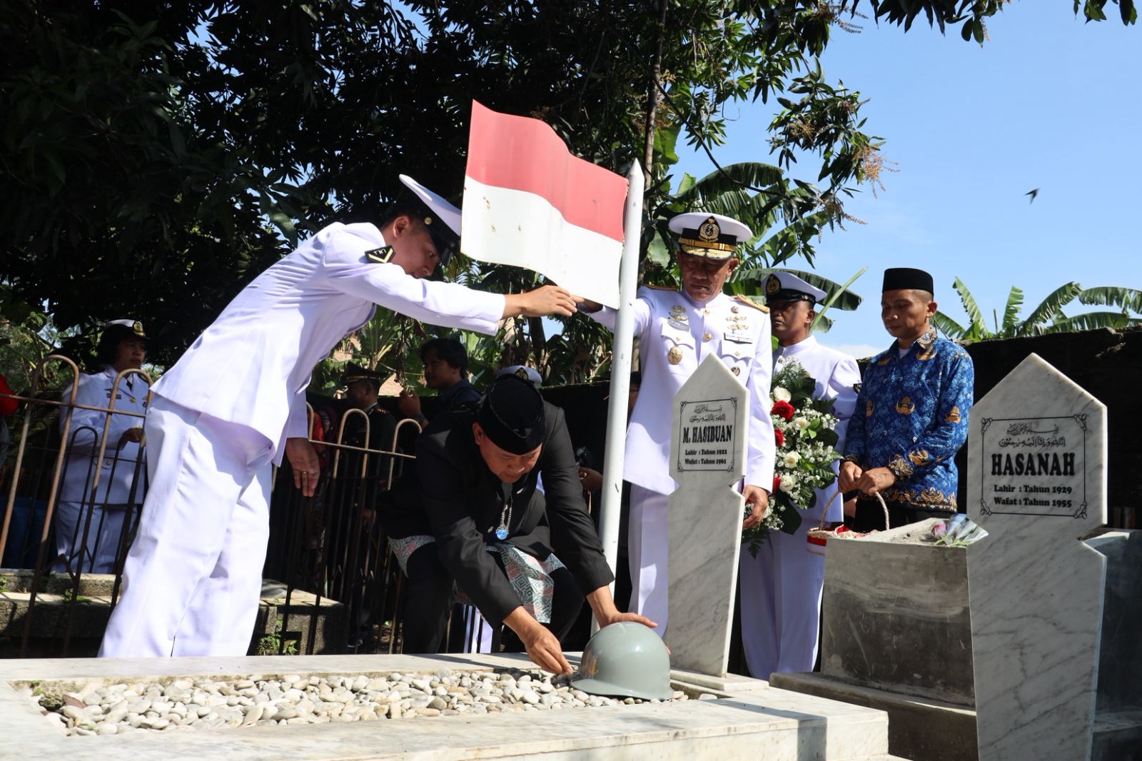 Sebagai Penghormatan Jasa Pahlawan, Tri Dan Harris Bobihoe Sematkan Helm di Makam Matnuin Hasibuan