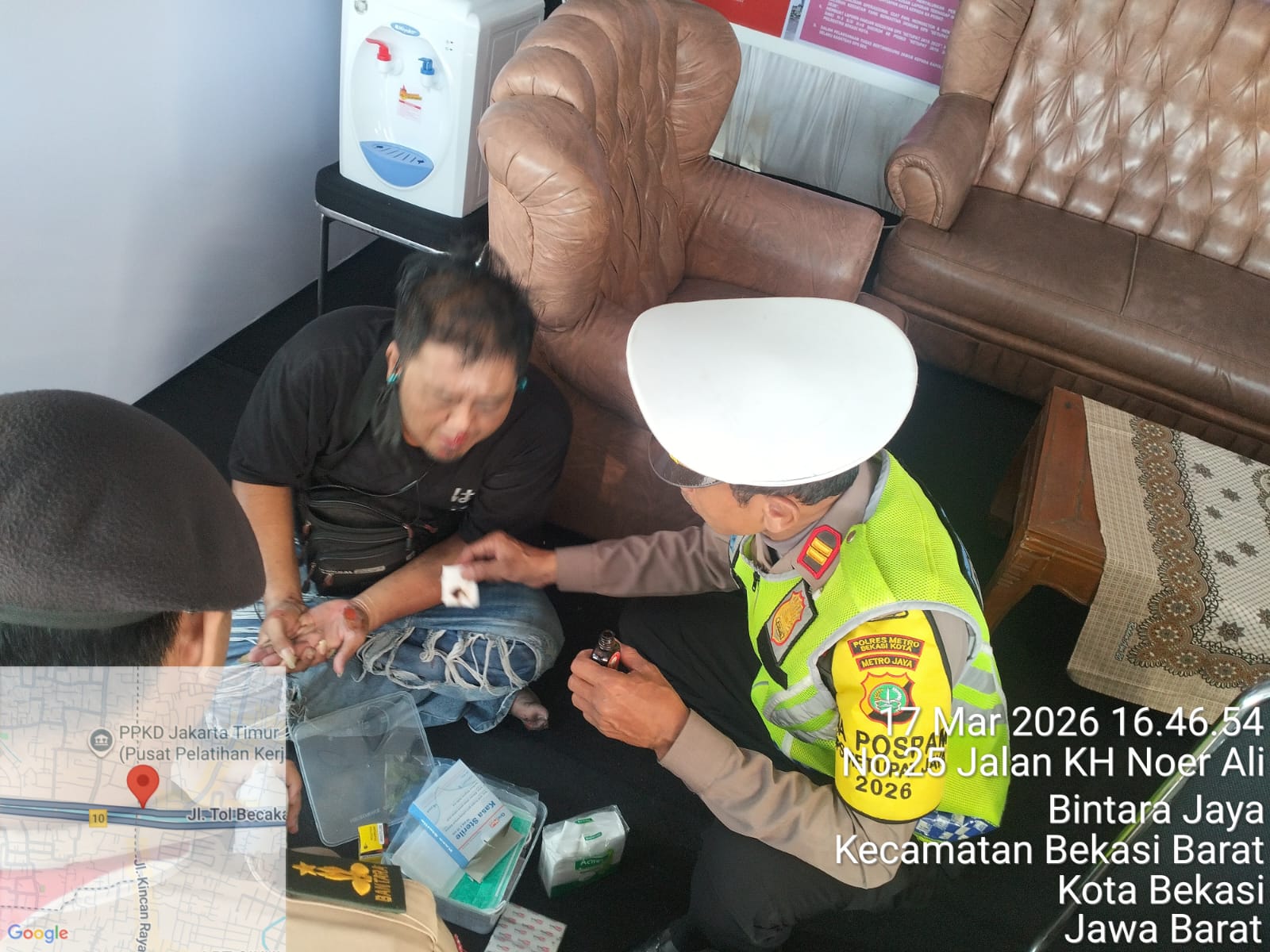Aksi Sigap Petugas Pos Pam Bintara Jaya Bantu Pemudik Yang Alami Kecelakaan