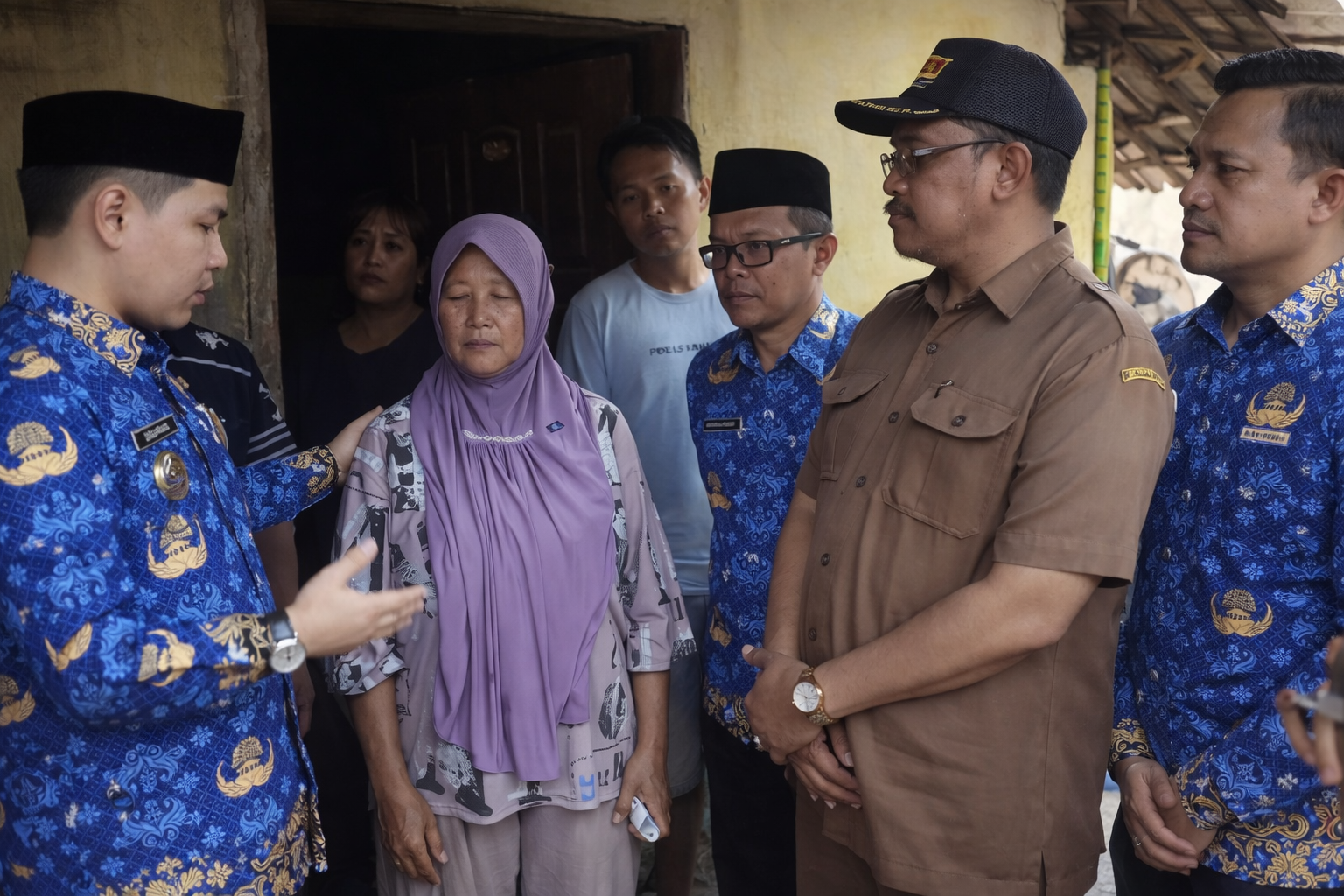 BUPATI MOJOKERTO GUS BARRA TINJAU RTLH, BANTU CUCU BU ISTIQOMAH PUTUS SEKOLAH