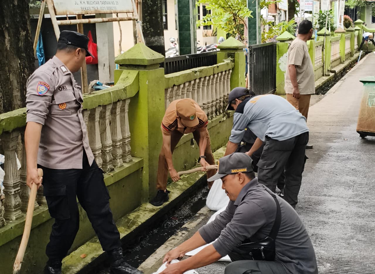 Peringati HPSN 2026, Lurah Hingga Bhabinkamtibmas Perwira Kompak Bersihkan Saluran Air