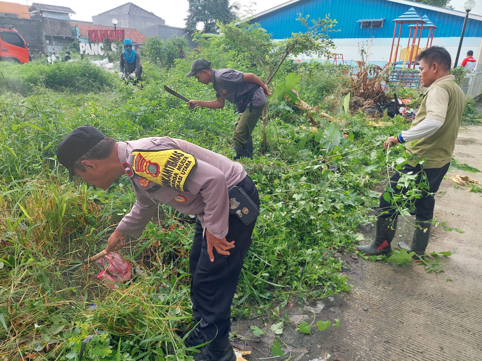 Peringati Hari Peduli Sampah Nasional, Tiga Pilar Bekasi Utara Kompak Bersihkan Taman Pancasila