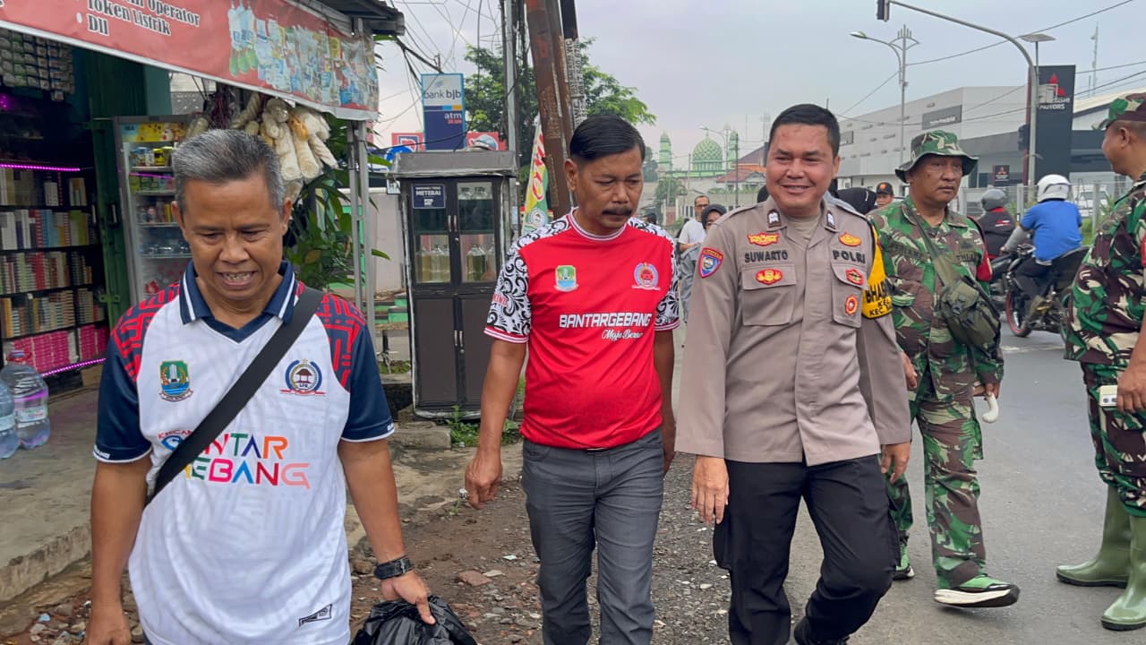 Bahu-Membahu di Pangkalan 2, Bhabinkamtibmas Dan Babinsa Cikiwul Gelar Aksi Bersih Lingkungan