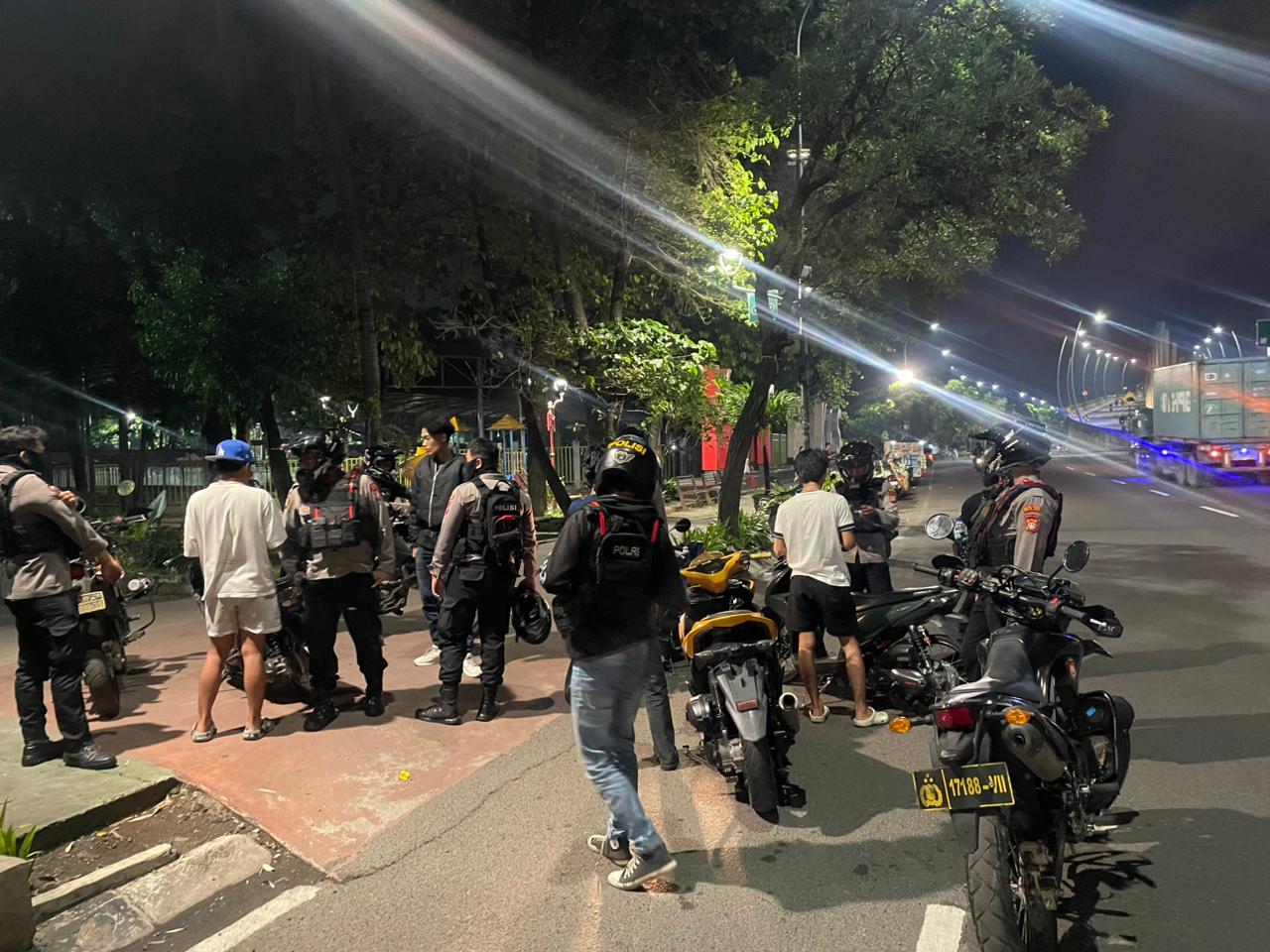 Siaga Dini Hari, Patroli Skala Besar Polres Metro Bekasi Kota Amankan Titik Rawan Kejahatan Malam