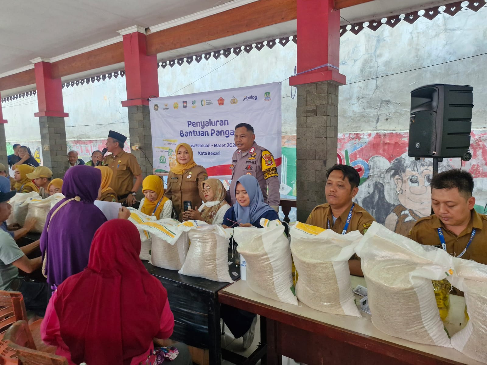 Polsek Pondok Gede Amankan Penyaluran Bansos Beras Dan Minyak Goreng di Jatiwaringin