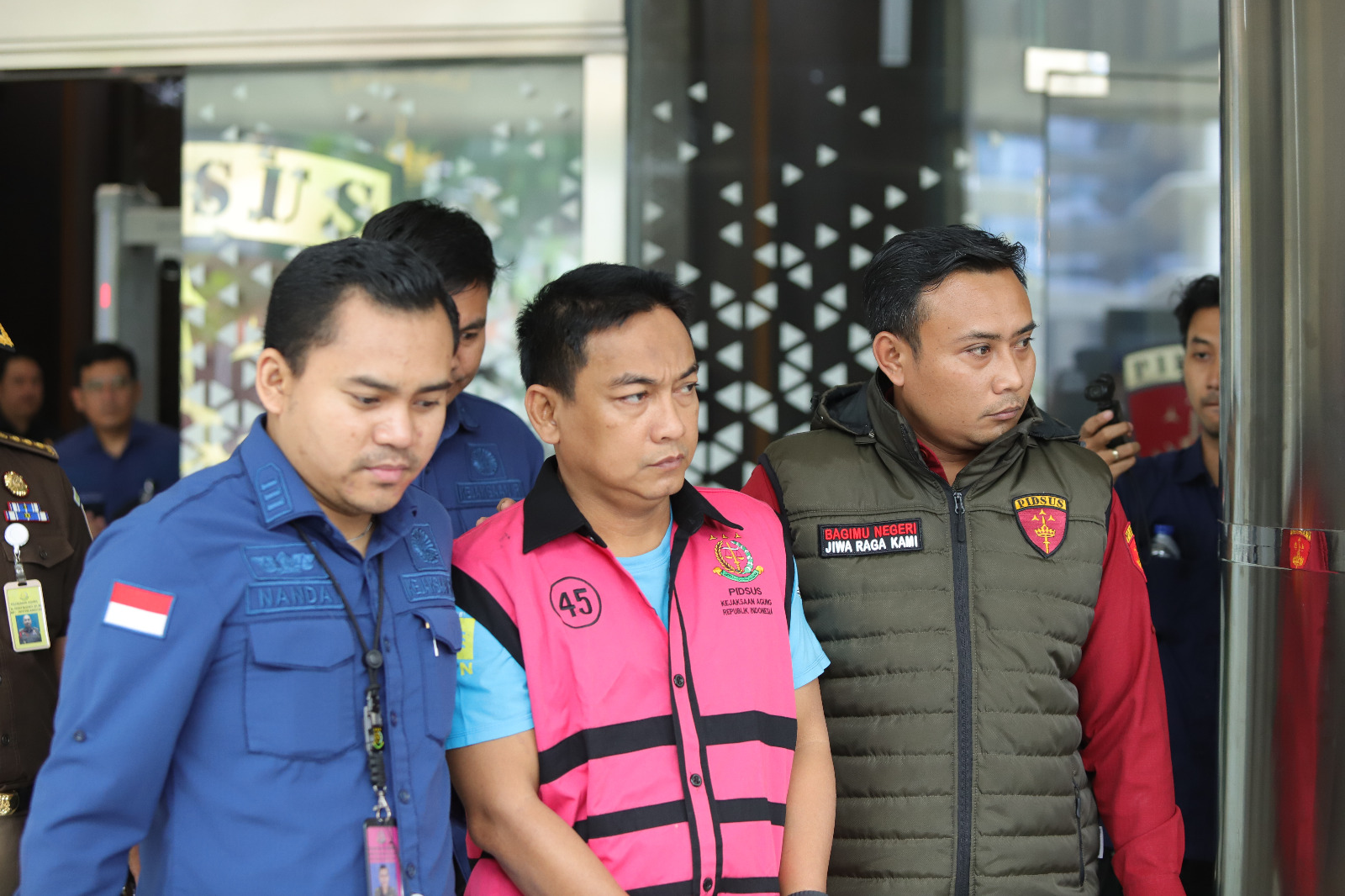 Tim Penyidik Kejagung RI Tetapkan Tersangka AW Perkara TPPU Berkaitan dengan Terpidana Zarof Ricar.