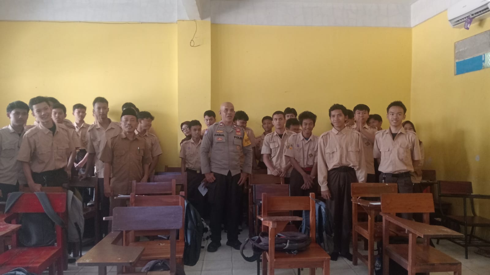 Cegah Pelajar Ikut Aksi Demo, Bhabinkamtibmas Polsek Bantargebang Sambangi SMK Al-Muhtadin