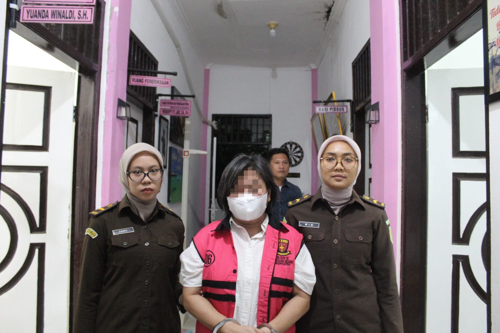 Kejaksaan Gunungsitoli Menahan Tersangka Kadinkes P2KB Kab.Nias ROZ Selaku Pengguna Anggaran Dugaan Tipikor Pembangunan RSU Pratama Kab.Nias TA.2022.