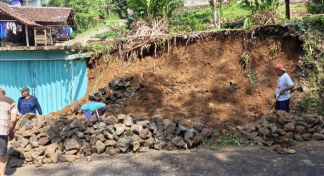 Warga Cemas Dengan Jebolnya TPT Jalan Akibat Longsor Ancam Permukiman Warga
