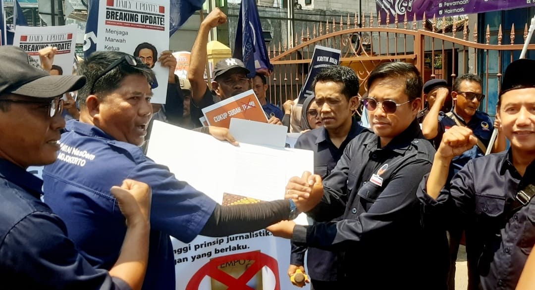 Kader Nasdem Mojokerto Demo Tolak Pemberitaan Tempo, Tuntut Minta Maaf ke Surya Paloh