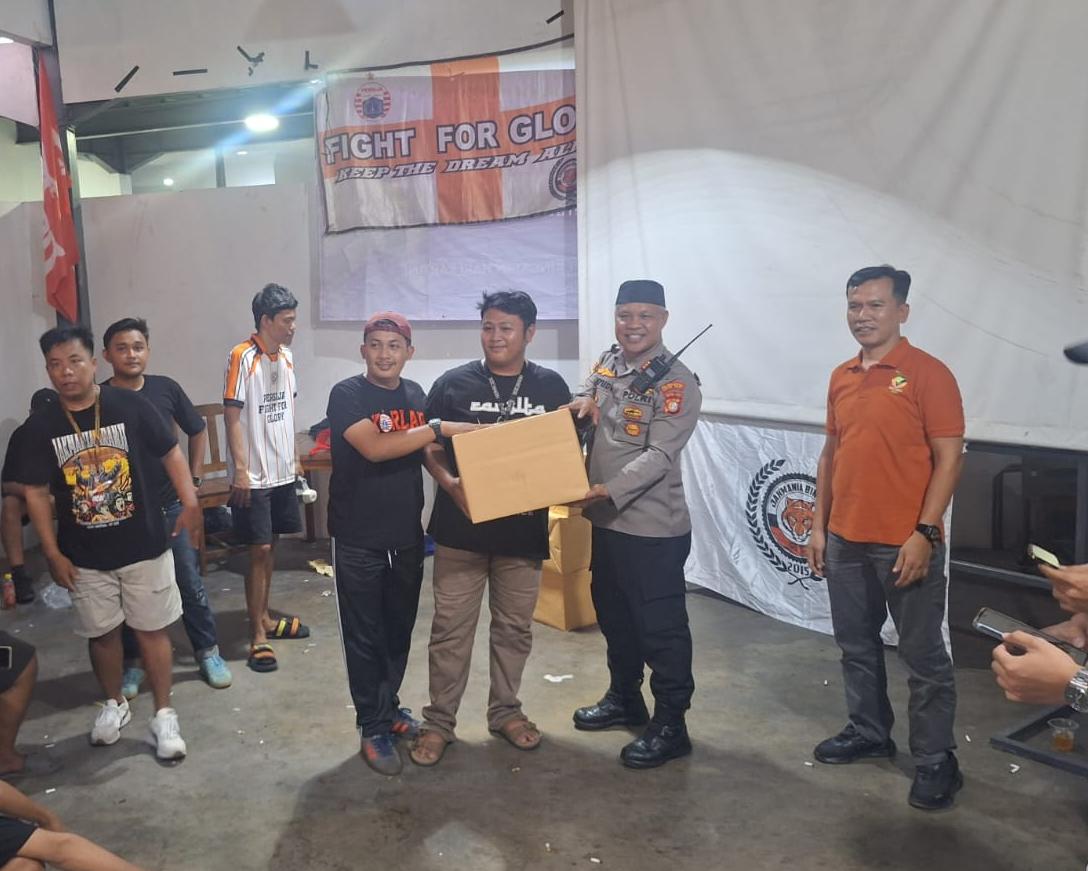 Kapolsek Bekasi Barat Nobar bersama Suporter Persija di Warkop Babeh Bintara