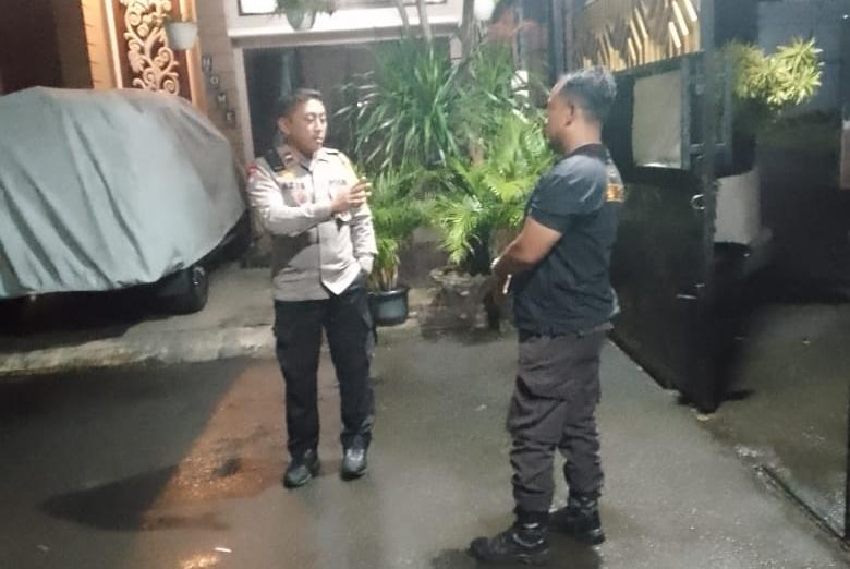 Antisipasi Kerawanan Menjelang Subuh, Bhabinkamtibmas Sambangi Pos Satpam Perumahan