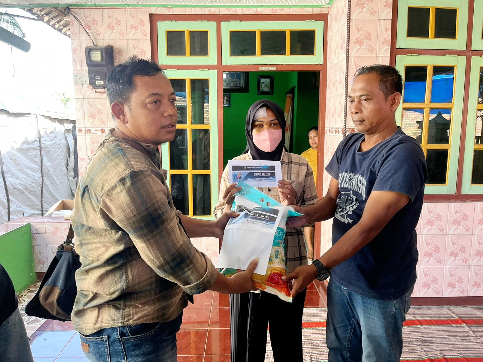 Media Center Ruang Jurnalis Mojokerto Salurkan Bantuan untuk Korban KDRT di Puri