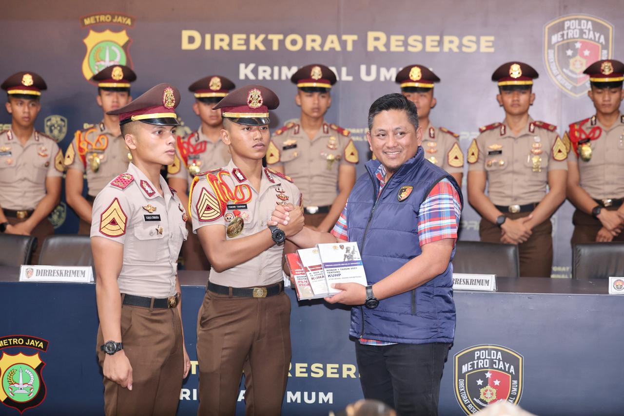Wadir Reskrimum Polda Metro Jaya Serahkan Referensi Hukum Terbaru kepada 17 Taruna Akpol: Perkuat Profesionalisme Generasi Mendatang