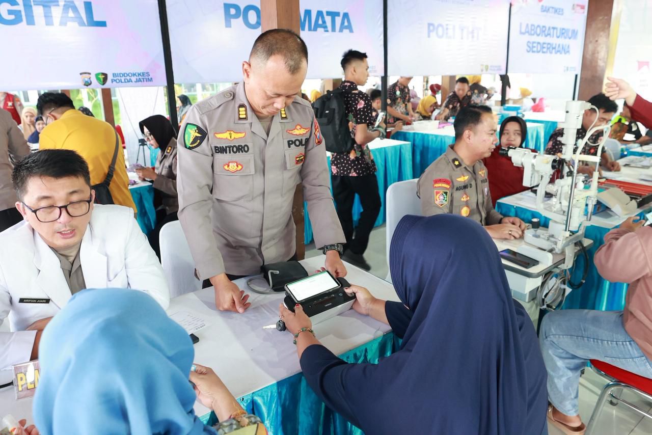 Polri Untuk Masyarakat : Polda Jatim Gelar Baksos Dan Bakkes Untuk Ribuan Warga di Nganjuk