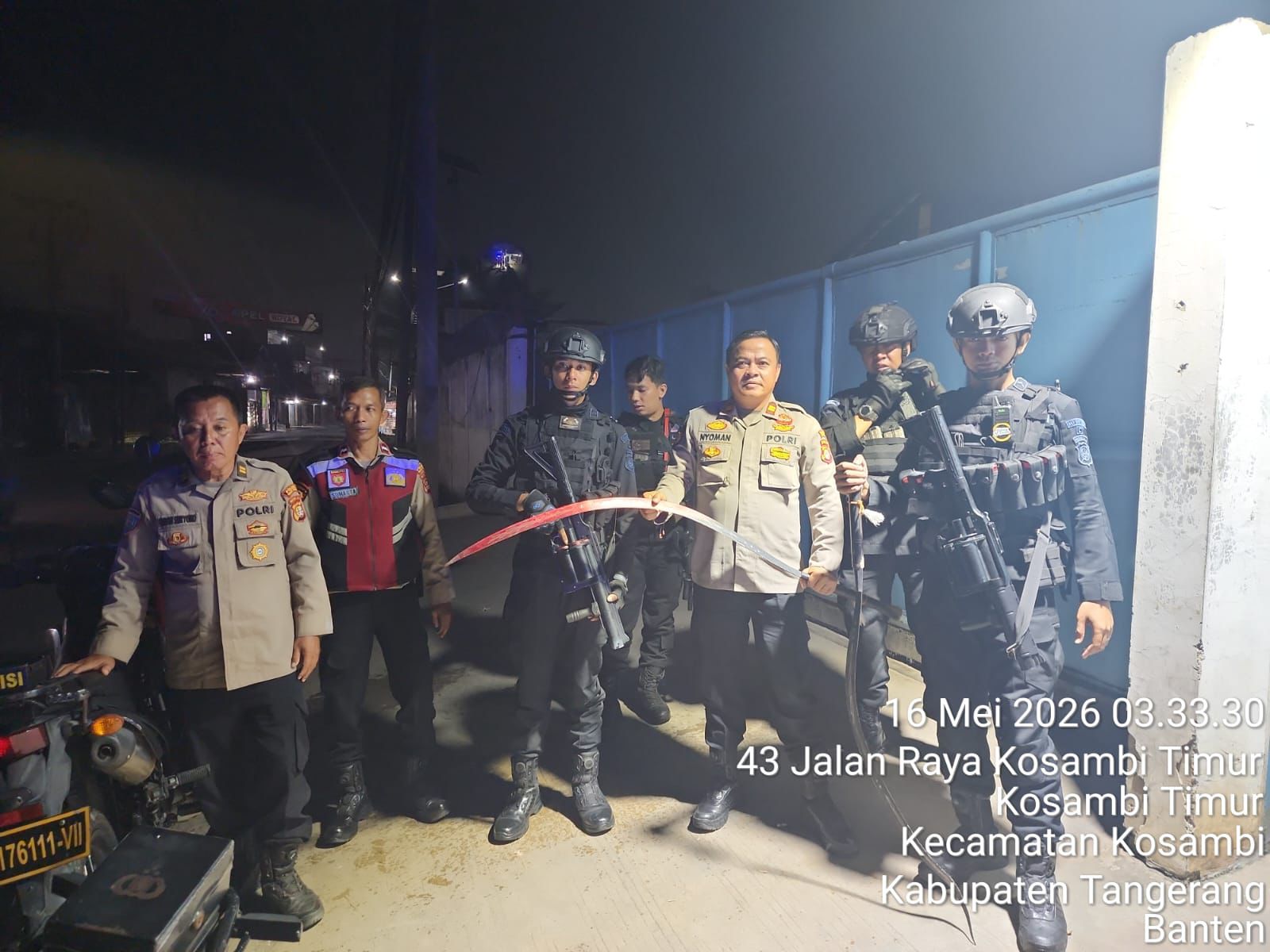 Brimob Polda Metro Jaya Bubarkan Tawuran di Kosambi Timur ,Sembilah Parang 1 Meter Disita.